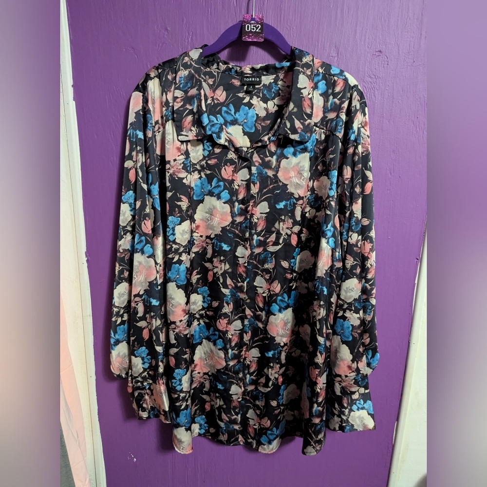 Torrid Black Floral Madison Satin Button-Up Long Sleeve Shirt 4X 26 - Picture 3 of 5